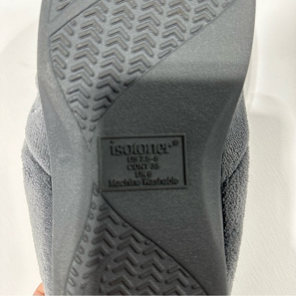 Gray supersoft Isotoner slippers, size 7 to 8 - Picture 4 of 5